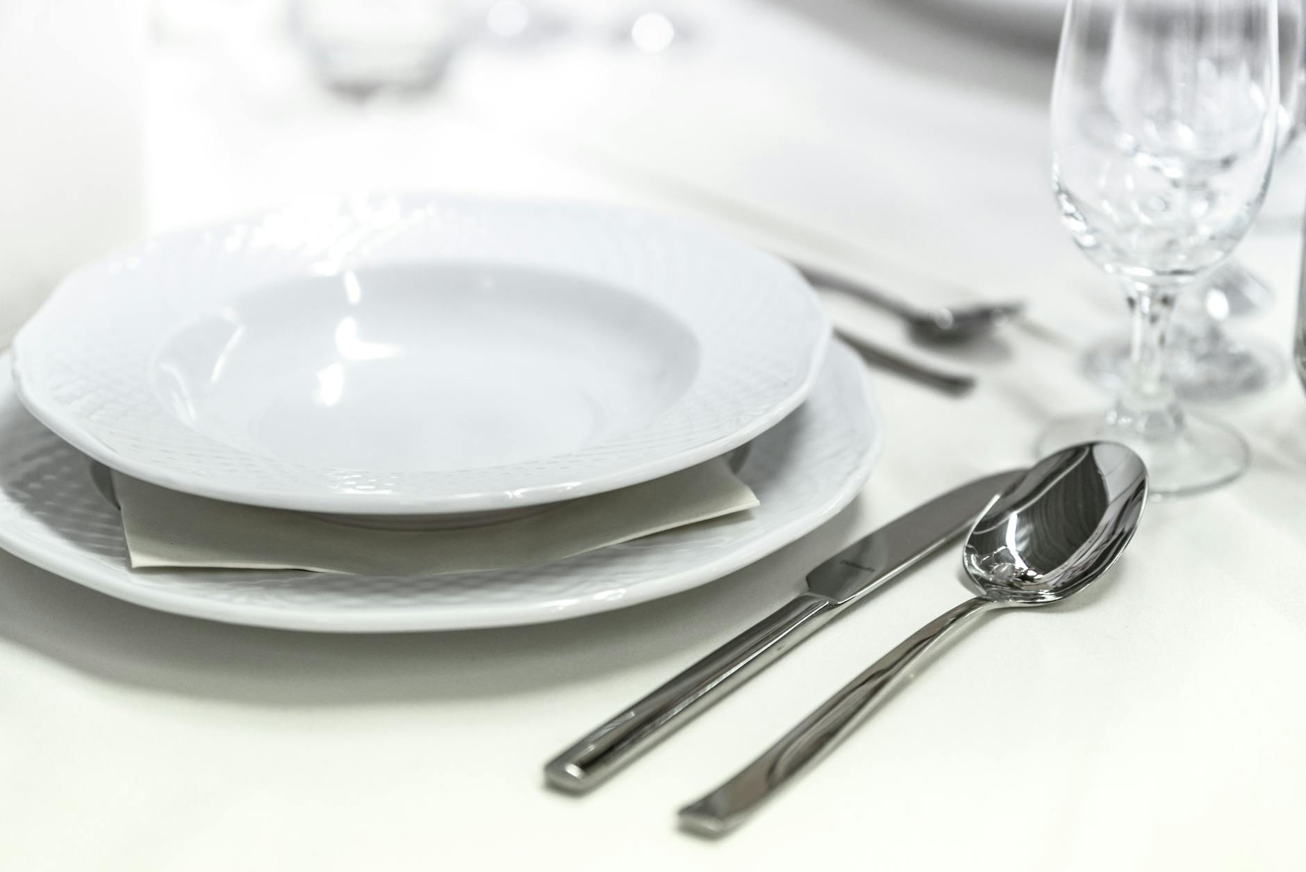 Elegantne prestretý stôl pre formálnu večeru